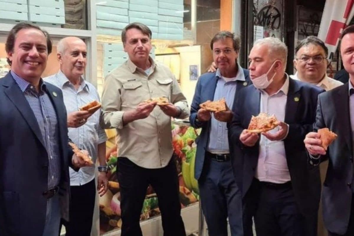 राष्ट्राध्यक्षांना फुटपाथवरच खावा लागला पिझ्झा; लस न घेतल्याने रेस्टॉरंटमध्ये NO ENTRY