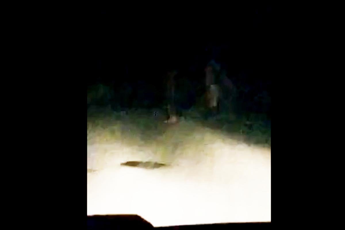 शिर नसलेला एक मुलगा व एक महिला रस्त्याने उलट्या पावली चालत आहे.