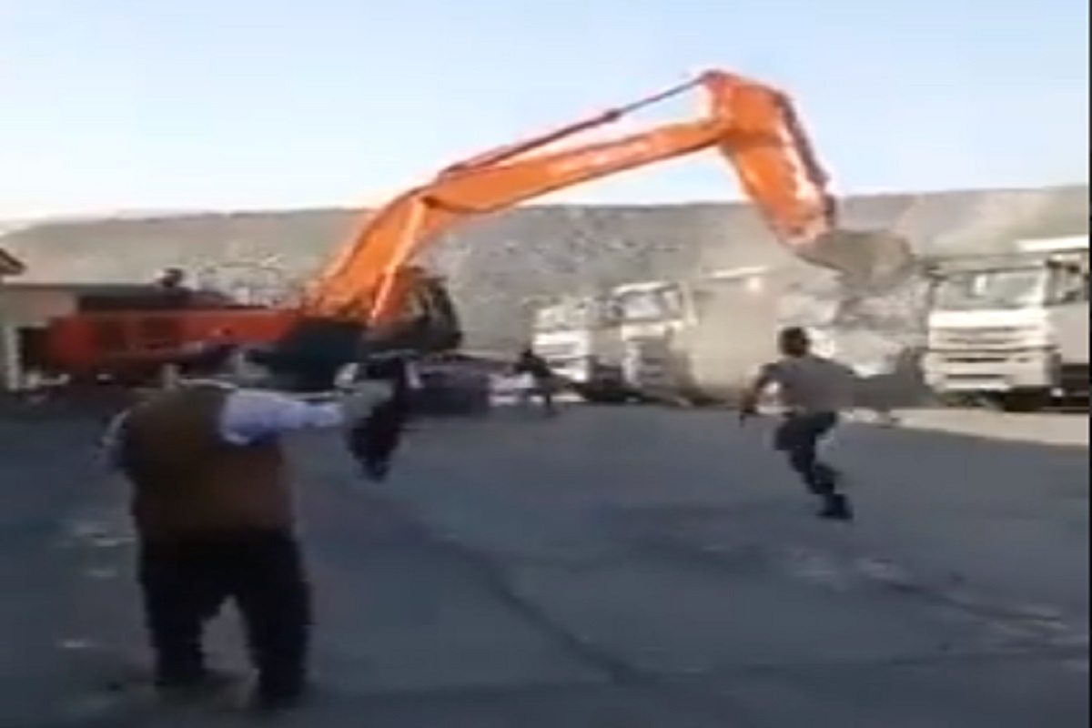 आंदोलन नाही, संप नाही तर थेट जेसीबी आणला आणि...; पगारासाठी कर्मचाऱ्याने काय केलं पाहा VIDEO