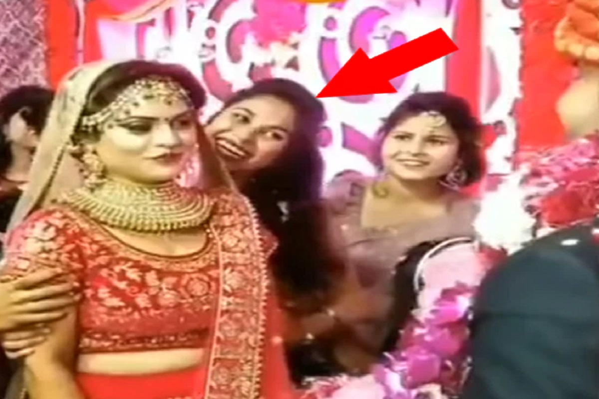 चाललंय तरी काय? भरमंडपातच मेहुणीने नवरदेवाला केला असा इशारा; VIDEO VIRAL