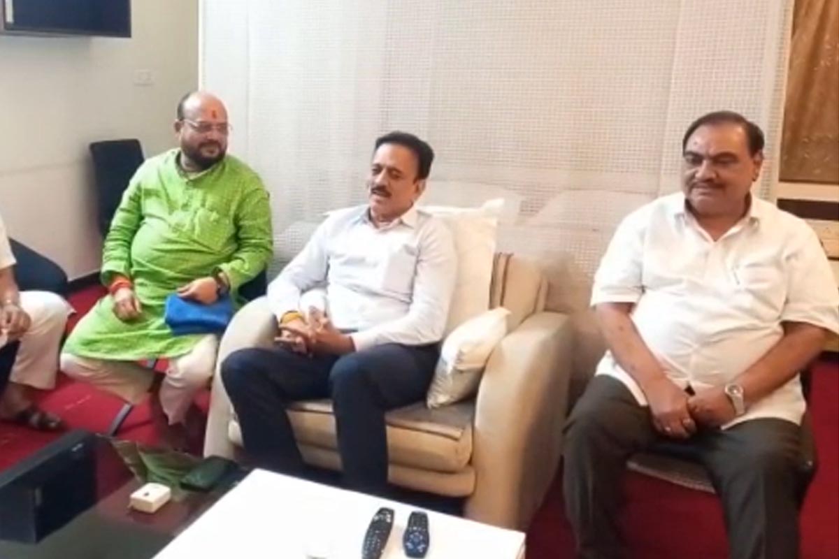 आज जळगावमध्ये जिल्हा बँकेच्या निवडणुकीच्या (Jalgaon District Bank Election) बैठकी निमित्त कट्टर विरोधक नेते पुन्हा एकत्र आहे.