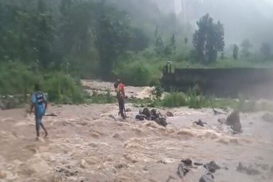  Zenethi waterfall : एकूण तीन पर्यटक वाहून गेल्याची माहिती समोर आली आहे. तर इतर पर्यटकांना रेस्क्यु करण्यात यश आले.