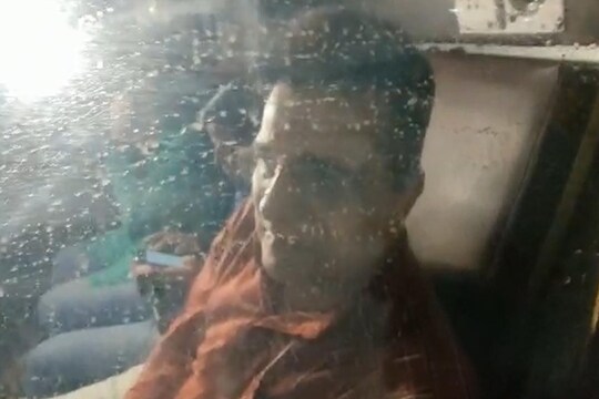  दुसरीकडे कोल्हापूर रेल्वे स्थानकावर मुश्रीफ समर्थकांना मोठ्या प्रमाणात गर्दी केली असून किरीट सोमय्यांच्या विरोधात जोरदार घोषणाबाजी केली.