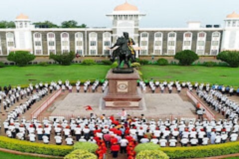 पात्र उमेदवारांनी यासाठी दिलेल्या पत्त्यावर ऑफलाईन किंवा दिलेल्या ई-मेल आयडीवर ऑनलाईन पद्धतीनं अर्ज करायचे आहेत. 