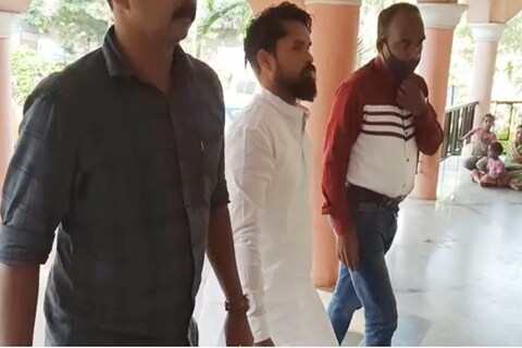 मनोहर भोसले याला सातारा जिल्ह्यातील ‌सालपे गावातील एका फार्महाऊस वरुन अटक करण्यात आली आहे. 