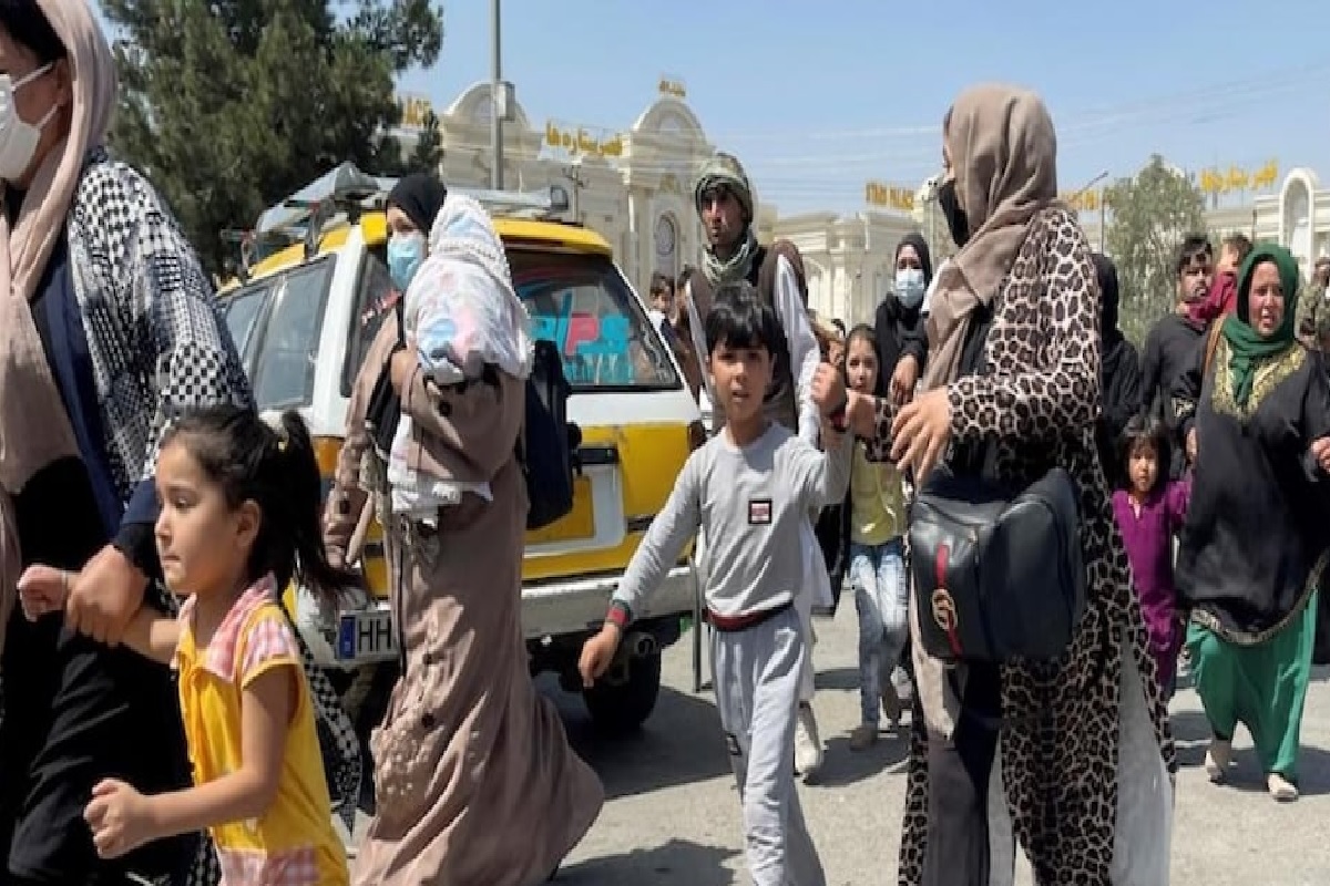 काबुल एअरपोर्टवर अनेक मुलींची जबरदस्तीनं लग्न, जीव वाचवण्यासाठी म्हणावं लागलं ‘कबुल है’