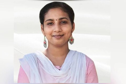 विशेष कष्ट न घेता एखाद्याला सरकारी नोकरी मिळाली तर अनेकदा त्या व्यक्ती मिळालंय त्यात समाधानी राहून नोकरी करत राहण्याचा पर्यायच ती व्यक्ती निवडेल. केरळमधल्या मिन्नू पीएम नावाच्या मुलीने मात्र वेगळं काम करून दाखवलं आहे. 