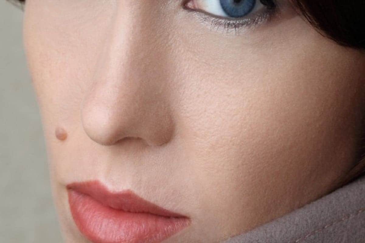 मेकअपने लपवू नका तर तेल लावा; अनावश्यक तीळ, चामखीळापासून मिळवा कायमची मुक्ती