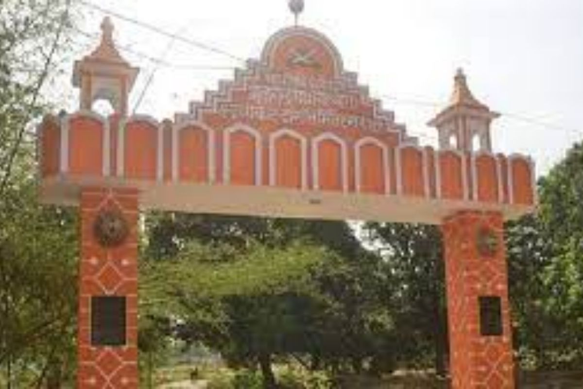 अधिकाऱ्यांचं गाव! अवघ्या 75 घरांच्या या गावातील प्रत्येक घरात आहे एक IAS किंवा IPS अधिकारी; वाचून वाटेल आश्चर्य