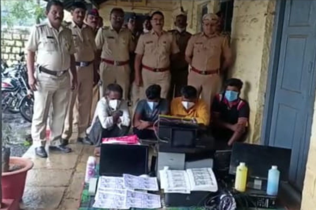 बनावट नोटा छापल्याप्रकरणी पोलिसांनी सात जणांना अटक केली आहे.