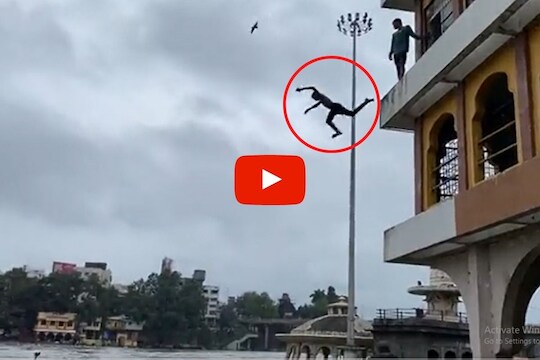 नाशकात पुराच्या पाण्यात तरुणांची जीवघेणी स्टंटबाजी; काळजाचा ठोका चुकवणारा VIDEO