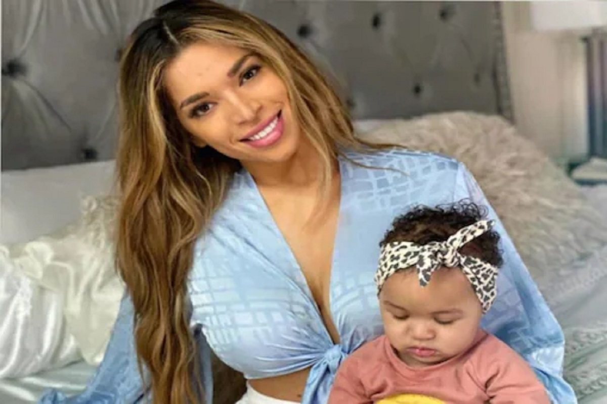 जीममध्ये न जाता फक्त बाळासोबतच राहून फॅटची फिट झाली; प्रेग्नन्सीनंतर 4 महिन्यांतच घटवलं 13 किलो वजन