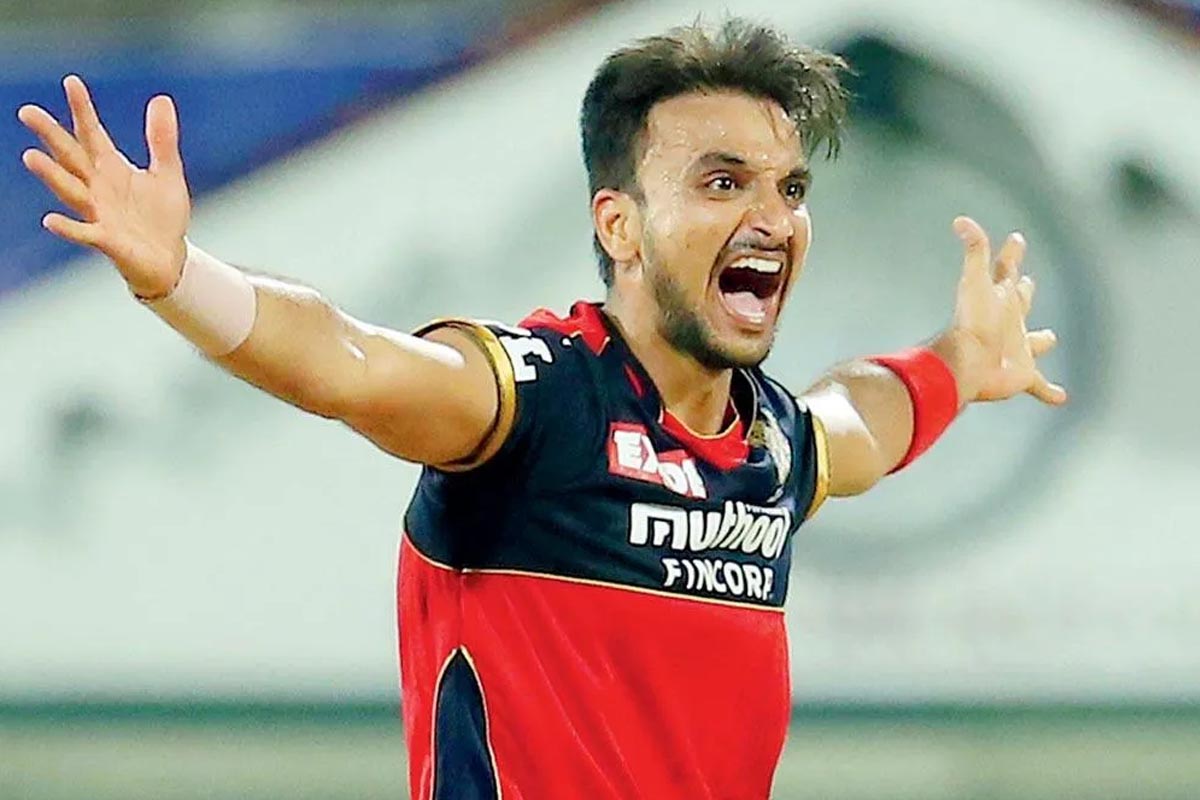 RCB vs MI : सरस छे, हर्षल पटेलने मुंबई इंडियन्सला पाडले भगदाड, साधली हॅट्रटिक