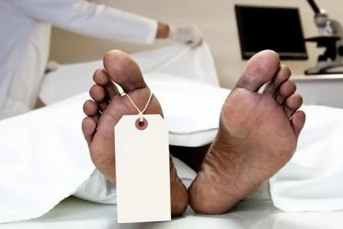 आईच्या डोक्यात हातोड्यानं 14 वेळा वार; घरातच मृतदेहासोबत काढले 2 महिने, कारण जाणून पोलिसही हादरले