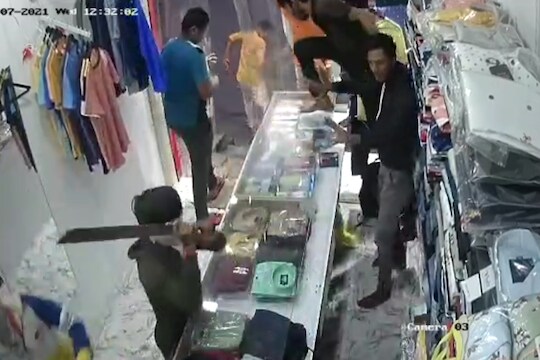 
या तिन्ही अल्पवयीन मुलांना पिंपरी पोलिसांनी ताब्यात घेतलं आहे.  मात्र एकूणच या घटनेने पिंपरी-चिंचवडच्या व्यापारी वर्गात मोठी दहशत निर्माण झाली आहे.