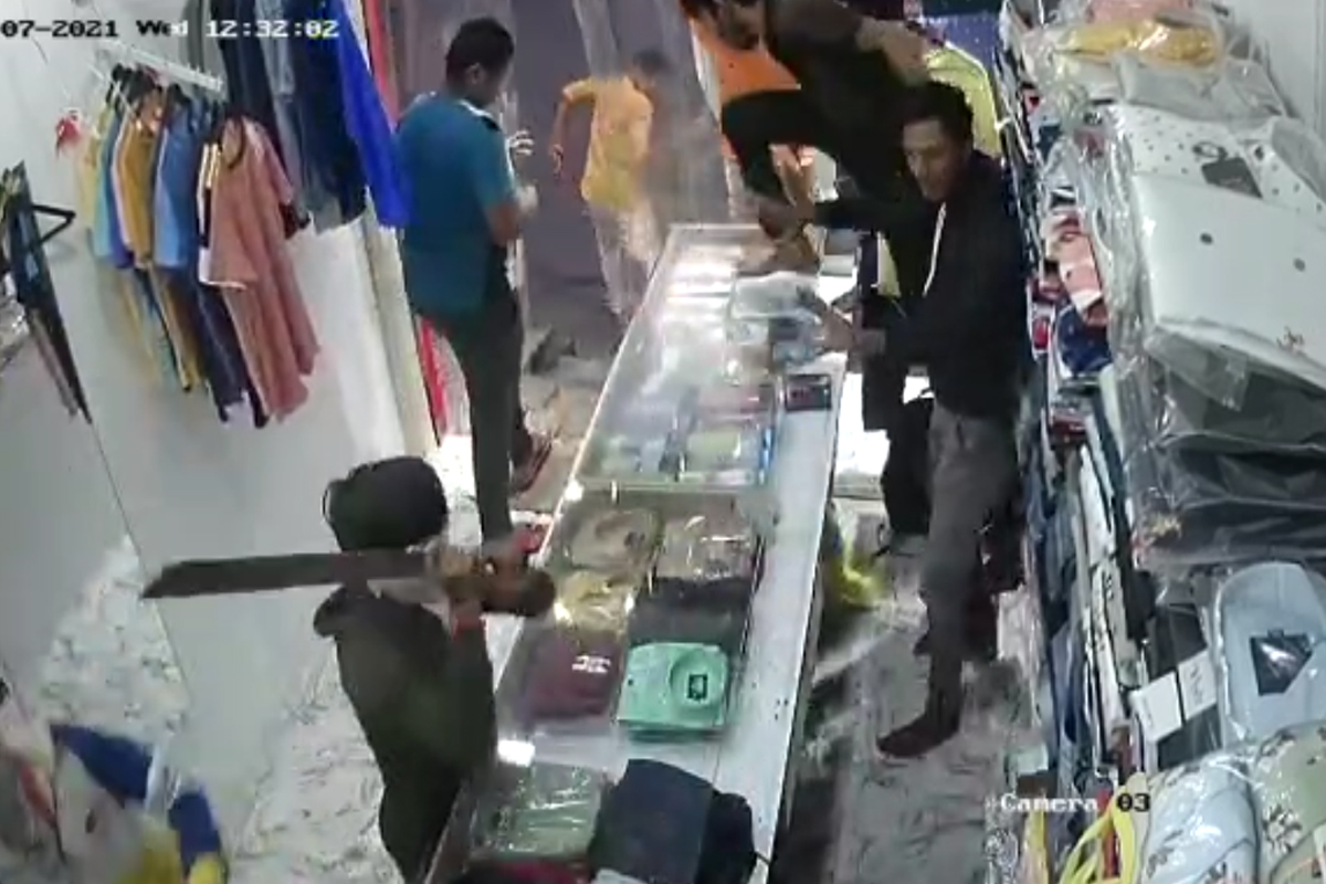 या तिन्ही अल्पवयीन मुलांना पिंपरी पोलिसांनी ताब्यात घेतलं आहे. मात्र एकूणच या घटनेने पिंपरी-चिंचवडच्या व्यापारी वर्गात मोठी दहशत निर्माण झाली आहे.