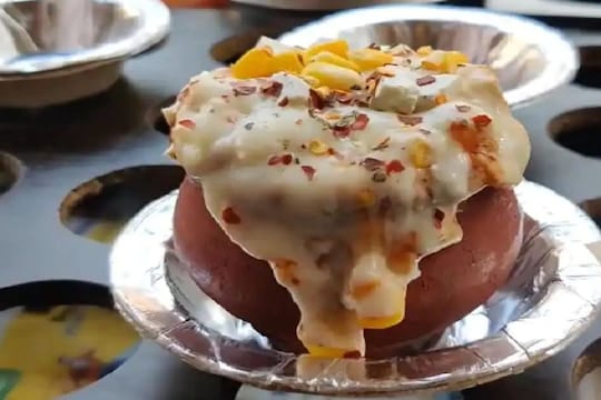 भारतीयांच्या टॅलेंटला तोड नाही! इटालीयन पिझ्झाचा देशी अवतार, तुम्हीच पाहा VIDEO