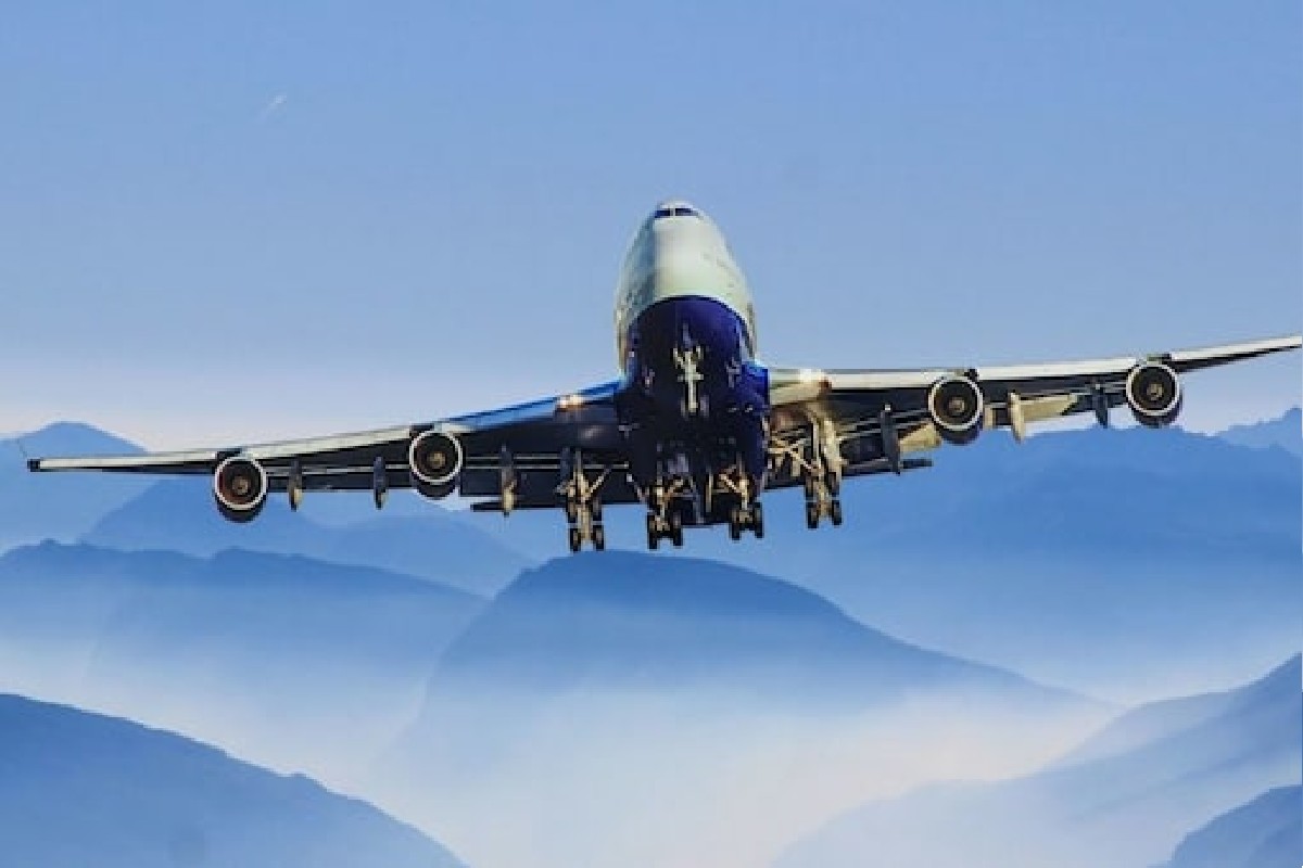 आपण पाहतो की विमानातील खिडक्या (Why aeroplane’s windows are round) या नेहमी गोल असतात. यामागे एक शास्त्रीय कारण आहे.