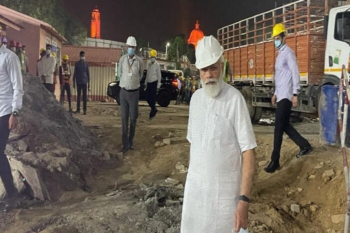 पंतप्रधान नरेंद्र मोदी रविवारी रात्री अचानक सेंट्रल व्हिस्टाच्या बांधकाम साइटला भेट दिली आहे. घटनास्थळी पोहोचल्यावर त्यांनी तेथील उपस्थित असलेल्या अभियंत्यांकडून नवीन संसदेच्या इमारतीच्या बांधकामाचा आढावा घेतला. पीएम मोदींनी यावेळी सुरक्षा मापदंडाची सर्व काळजी घेत ही भेट दिली आहे. पंतप्रधान मोदींनी यावेळी हेल्मेटदेखील घातलं होतं.