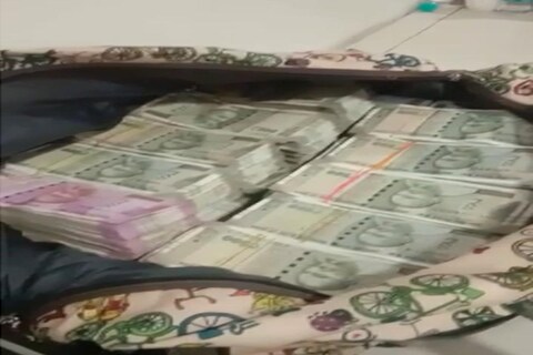  दोन वेगवेगळ्या पथकांनी एकाच वेळी नाना पेठ आणि मार्केटयार्डमध्ये छापेमारी केली. त्यावेळी पोलिसांना मोठ्या प्रमाणात रोकड मिळाली. 