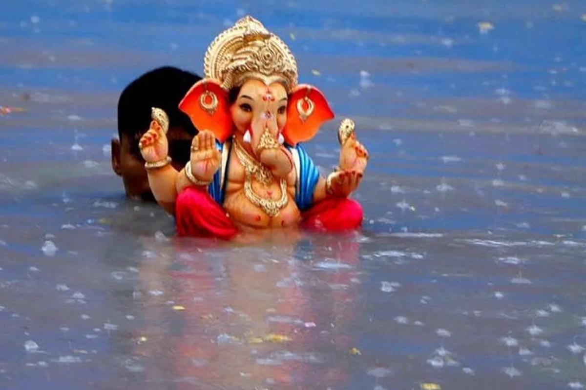 मोशी आळंदी रोडवर इंद्रायणी नदी पात्रात गणेश विसर्जन सुरू असताना अचानक दोन तरुण बुडाल्याची घटना घडली आहे.