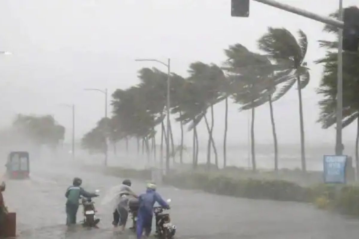 पुढील दोन ते तीन दिवस राज्यात वेगवान वाऱ्यांच्या साथीने जोरदार पावसाचा इशारा देण्यात आला आहे.