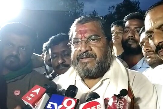 'ठाकरे सरकारचा निर्णय शेतकऱ्यांसाठी घातक', राजू शेट्टींचा थेट हल्लाबोल, मुख्यमंत्र्यांनी बोलावले बैठकीला!