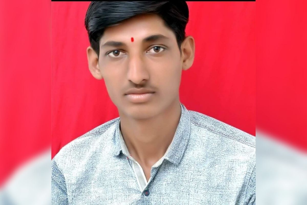 सदाशिव शिवाजी भुंबर असं आत्महत्या करणाऱ्या 22 वर्षीय तरुणाचं नाव