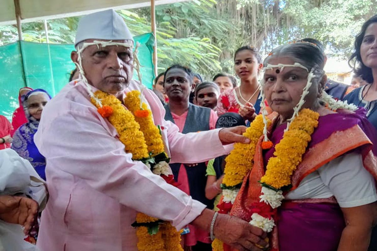 सावित्रीबाई व महात्मा फुले यांच्या फोटोला पुष्पहार व वृक्षाला पाणी घालून,फुलांच्या अक्षदा टाकत हा विवाह संपन्न झाला.