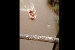 राजू शेट्टींच्या कार्यकर्त्याने पुलावरून नदीत मारली उडी, रेस्क्यूचा LIVE VIDEO