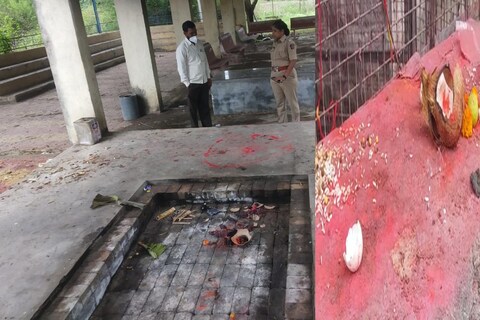धावजी पाटील या ठिकाणी आल्यावर त्यानं हिचे कपडे बदलायला लावले आणि या अघोरी प्रकारासाठी बसवलं.