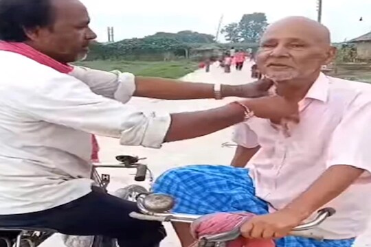 रस्त्यावर चालता चालताच हजामत; सायकलवरील फिरत्या सलूनचा VIDEO पाहिलात का?
