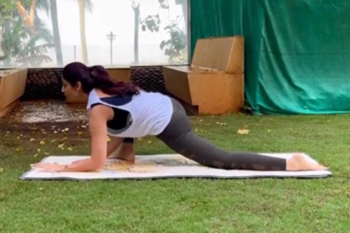 तणावमुक्तीसाठी शिल्पा शेट्टीनं सांगितलं हे खास आसन; वजन कमी करण्यासाठीही उपयुक्त