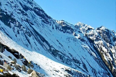 पुढच्या महिन्यात कुठेतरी फिरायला जाण्याचा प्लॅन करत असाल, तर तुमच्यासाठी एक आनंदाची बातमी आहे. आयआरसीटीसीने (IRCTC) प्रवाश्यांसाठी एक खास ऑफर (IRCTC Tour offer) आणली आहे. ‘इसेन्स ऑफ हिमालया’ (ESSENCE OF HIMALAYAS) असं या ऑफरचं नाव आहे. 