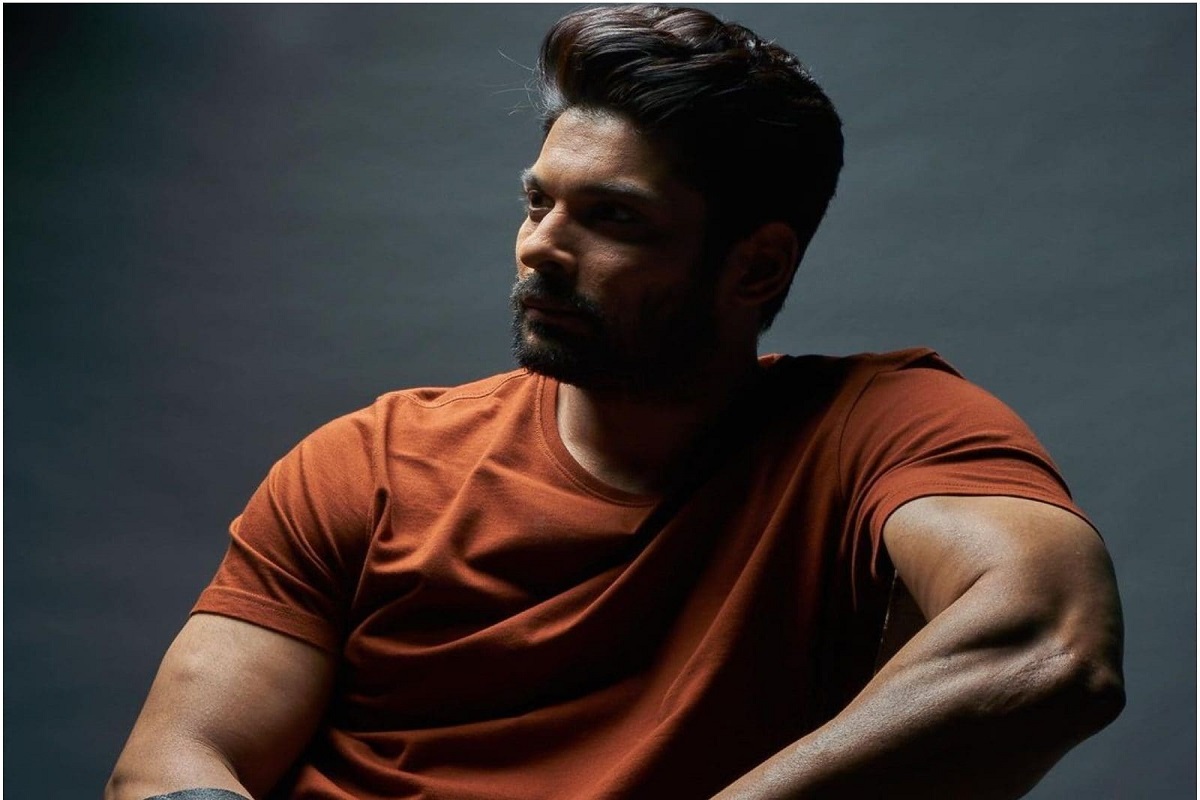 सिद्धार्थ शुक्ला पंचत्वात विलीन; कुटुंबीय, मित्र आणि चाहत्यांना अश्रू आवरणं कठीण