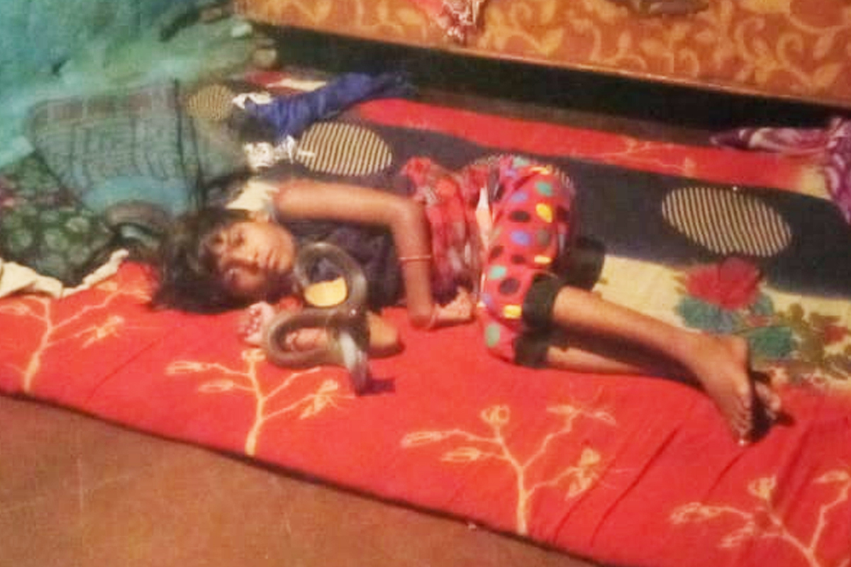 हा विषारी साप दोघी मायलेकींच्या अंगावर चढला, यात आईला जाग आल्यामुळे ती बाजूला झाली. परंतु, तो साप मुलीच्या गळ्याला विळखा घालून फणा काढून असल्यामुळे तिला स्तब्ध राहण्यास सांगितले.