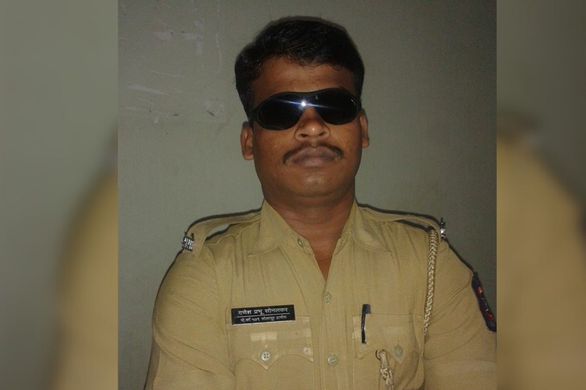 गणेश प्रभू सोलनकर असं मृत पावलेल्या पोलीस कर्मचाऱ्याचं नाव आहे.