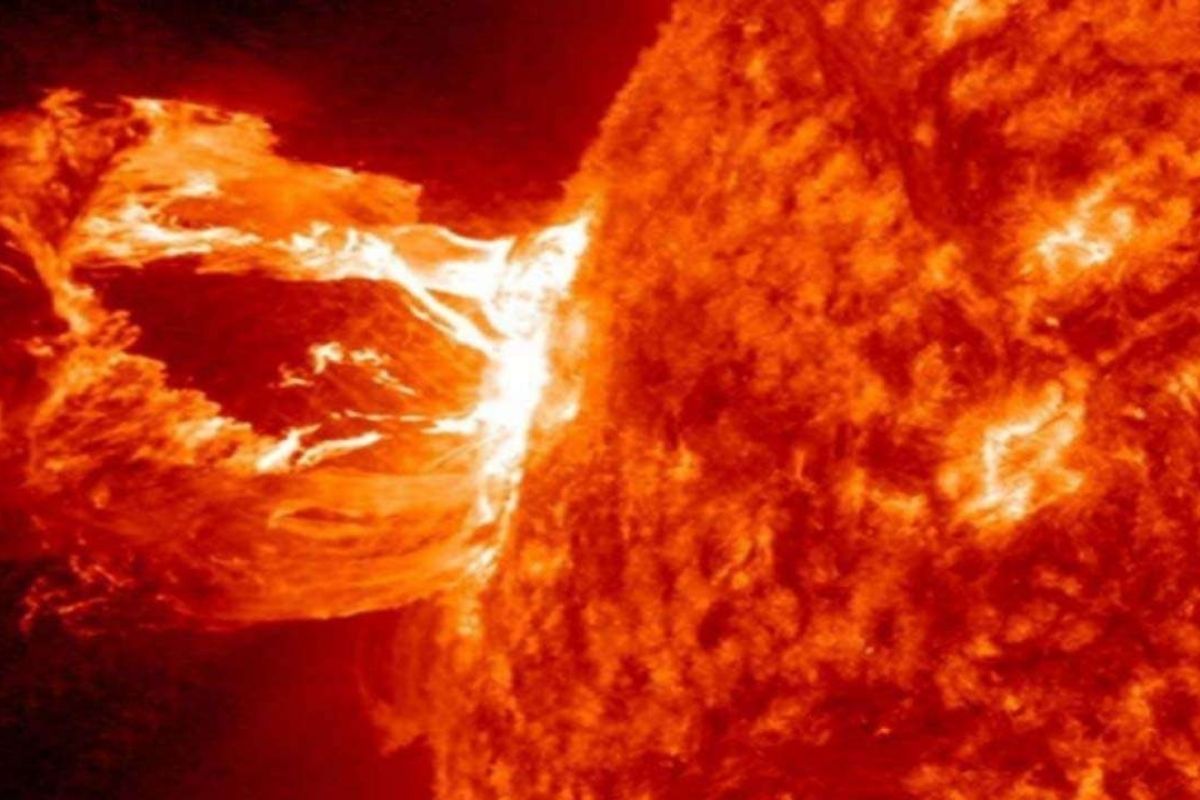 भयंकर! सूर्यावर येणार सर्वात मोठं वादळ; शास्त्रज्ञांनी दिला 'हा' गंभीर इशारा; इंटरनेट सेवा होऊ शकते ठप्प