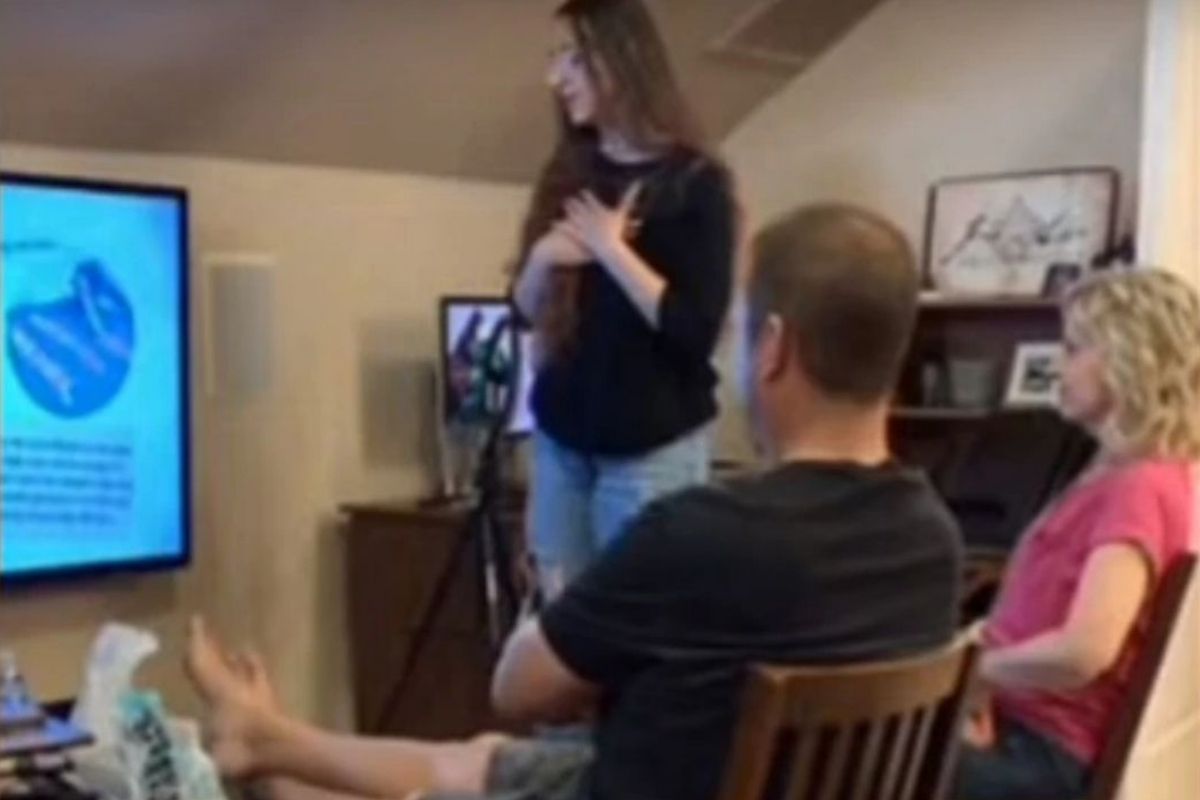 अमेरिकेतील एका मुलीनं PPT चा वापर करत आपल्या पालकांना सिक्रेट नोकरीबद्दल माहिती दिली आहे.