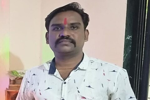 गावातील एक ग्रामस्थाने कांबळे यांच्या मोटारसायकलला चावी पाहून त्यांना शाळेत पाहण्यास गेले असता कांबळे गळफास लावलेल्या स्थितीत दिसले. 