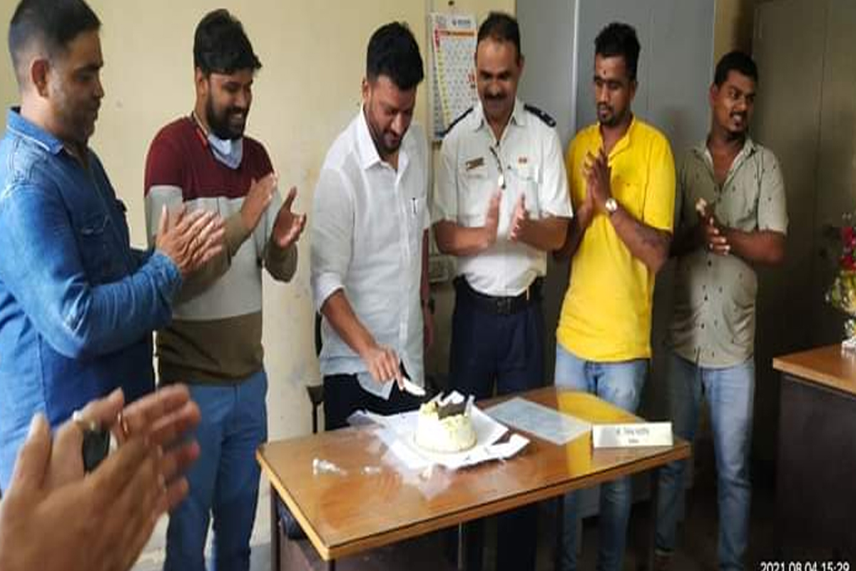 एवढंच नाहीतर विवेक महाडीक यांच्या शासकीय कार्यालयात येऊन फेरीवाल्यांनी विवेक महाडिक यांचा वाढदिवस देखील साजरा केला होता.