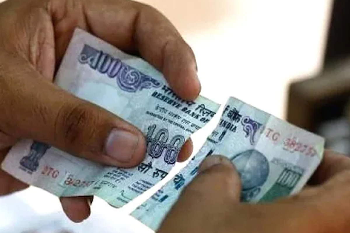 अनेकदा आपल्याकडे कशा नोटा आहेत याकडे लोकांचं फारसं लक्ष नसतं. त्या नोटा फाटक्या किंवा खराब झालेल्या असतील तर कोणीही स्वीकारत नाही