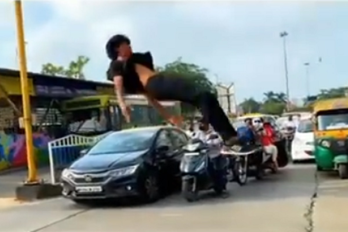 लाल दिवा पेटताच हवेत उडताना दिसला तरुण; मॉडेलच्या डान्सनंतर Traffic Signal वरील नवा VIDEO