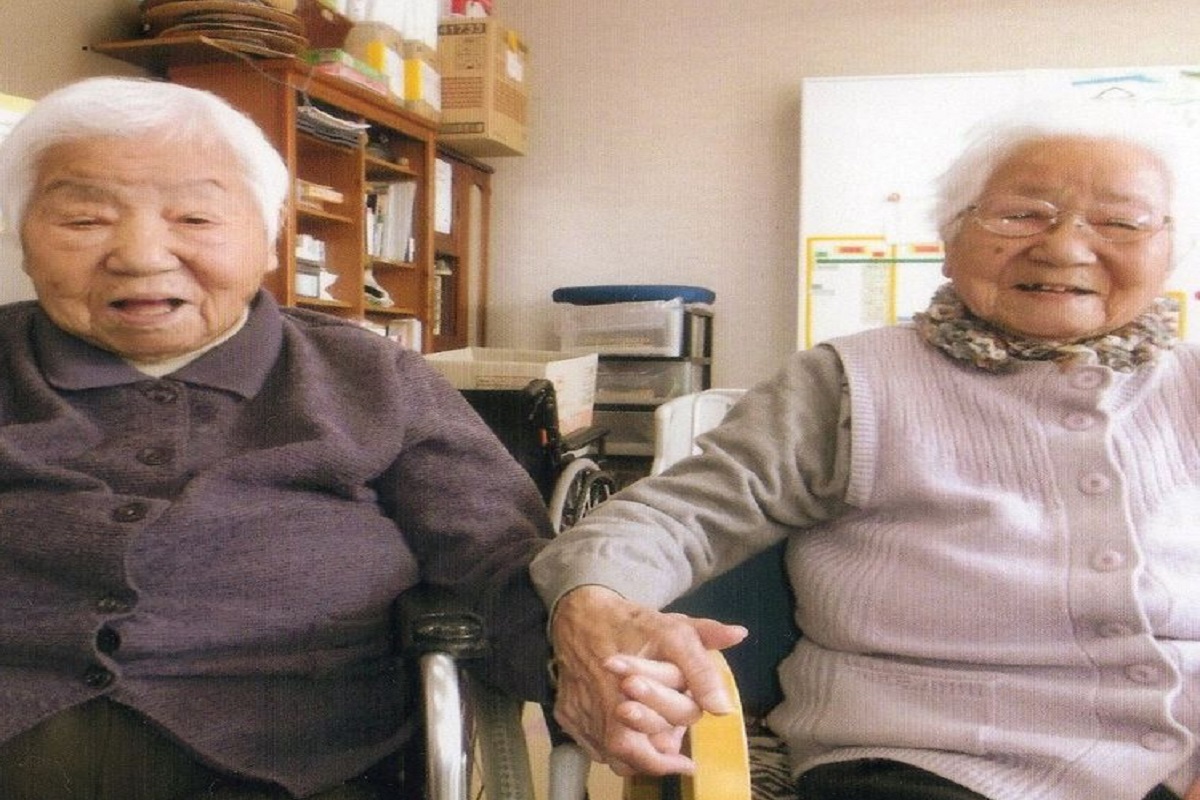 107 वर्षे 300 दिवस; जुळ्या बहिणींनी केला अनोखा World record