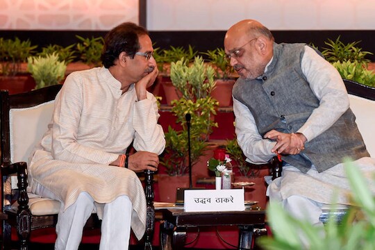 अमित शहा यांच्या अध्यक्षतेखाली ही बैठक आयोजित करण्यात आली आहे.  या बैठकीनंतर उद्धव ठाकरे हे अमित शहा यांची वेगळी भेट होण्याची देखील शक्यता