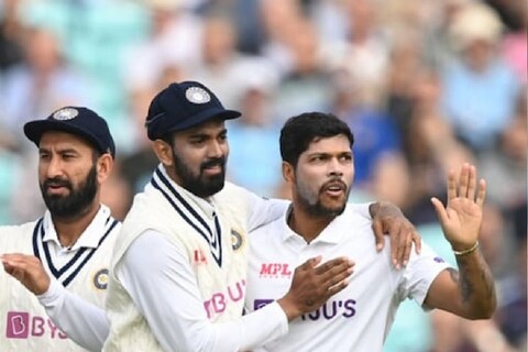 भारतीय क्रिकेट टीमच्या (Indian Cricket Team) सर्व खेळाडूंचे कोरोना रिपोर्ट निगेटिव्ह आले आहेत. मात्र याचवेळी टीम इंडियामध्ये कोरोनाची भीती वाढली आहे. एक वरिष्ठ खेळाडू मँचेस्टर टेस्ट खेळण्यास तयार नसल्याचं वृत्त आहे. 