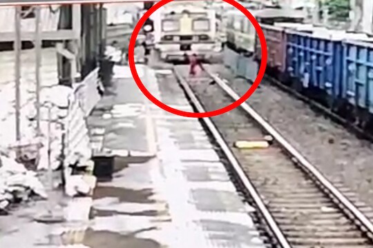  रेल्वे रुळ ओलांडत असताना अचानक लोकल समोरून आली. त्यामुळे त्या रुळाच्या मधोमध उभ्या राहिल्या.