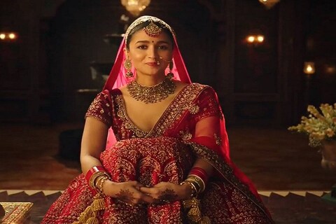 आलिया भट (Alia Bhatt) नुकतीच ‘मान्यवर’( Manyavar )या प्रसिद्ध कपड्यांच्या जाहिरातीत झळकली. या जाहिरातीत आलिया भट ही कन्यादान प्रथेविषयी बोलताना दिसत आहे. 