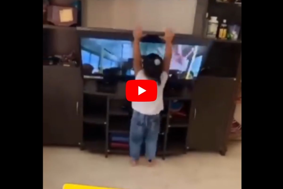 डान्स पाहता पाहता अख्खा TV घेतला ओढून; चिमुरडीचा VIDEO पाहून पोट धरून हसाल!