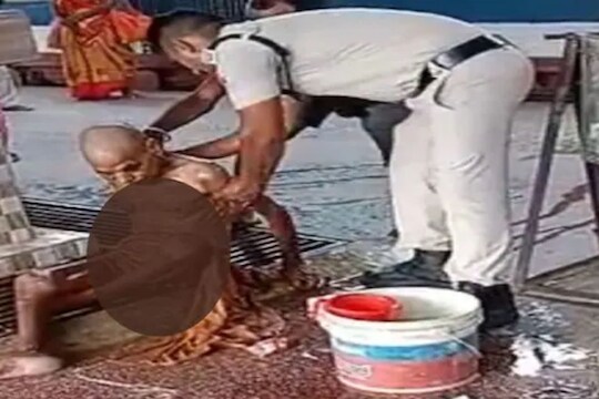 रेल्वे प्लॅटफॉर्मवर असाहाय्य आजोबांची सेवा करीत RPF जवानाने जिंकली मनं; भावुक करणारा VIDEO